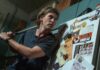 Austin Butler as Hank cautiously answers his front door in Caught Stealing, directed by Darren Aronofsky. Photo: Niko Tavernise. Copyright: CTMG, Inc. All Rights Reserved.