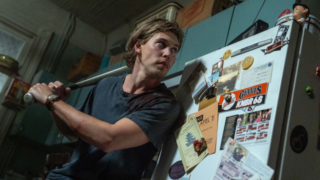 Austin Butler as Hank cautiously answers his front door in Caught Stealing, directed by Darren Aronofsky. Photo: Niko Tavernise. Copyright: CTMG, Inc. All Rights Reserved.