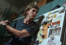Austin Butler as Hank cautiously answers his front door in Caught Stealing, directed by Darren Aronofsky. Photo: Niko Tavernise. Copyright: CTMG, Inc. All Rights Reserved.