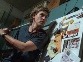 Austin Butler as Hank cautiously answers his front door in Caught Stealing, directed by Darren Aronofsky. Photo: Niko Tavernise. Copyright: CTMG, Inc. All Rights Reserved.