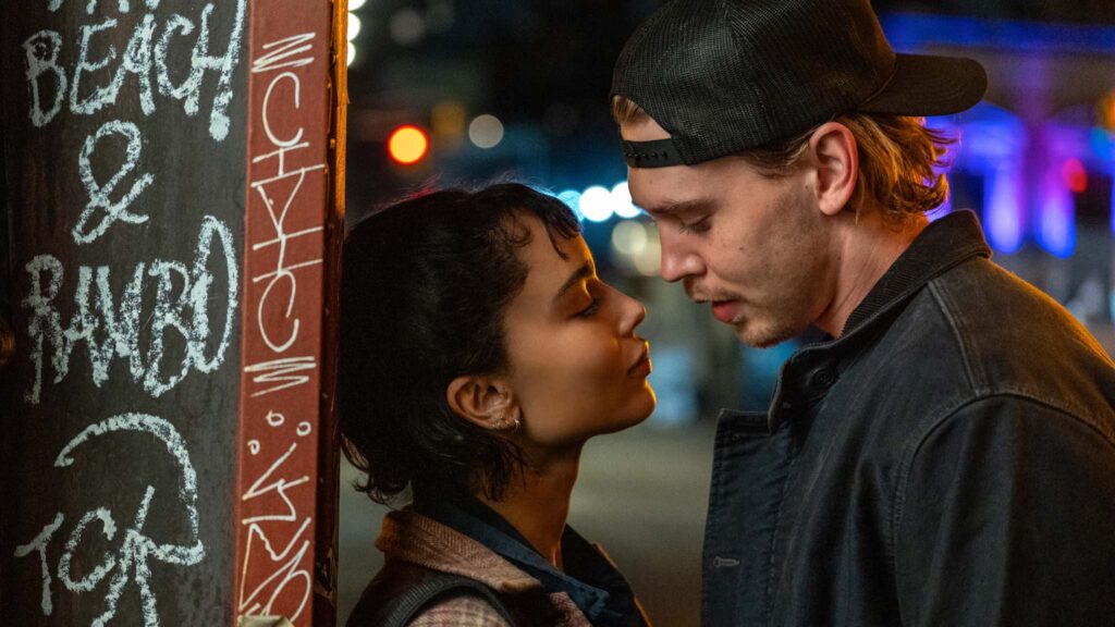 Zoe Kravitz as Yvonne and Austin Butler as Hank have a moment outside a New York bar in Caught Stealing, directed by Darren Aronofsky. Photo: Niko Tavernise. Copyright: CTMG, Inc. All Rights Reserved.