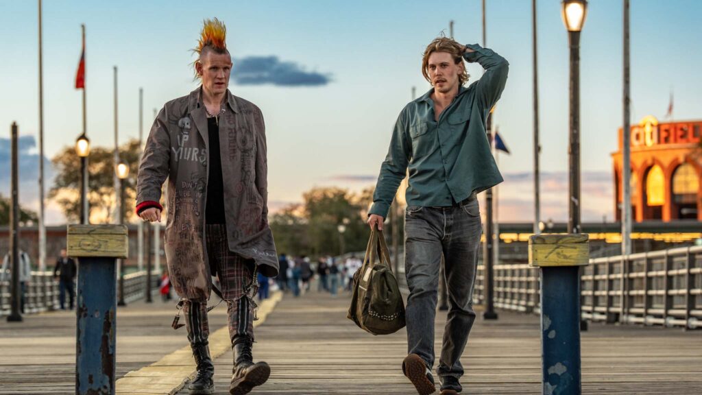Matt Smith as Russ and Austin Butler as Hank on the move in Caught Stealing, directed by Darren Aronofsky. Photo: Niko Tavernise. Copyright: CTMG, Inc. All Rights Reserved.