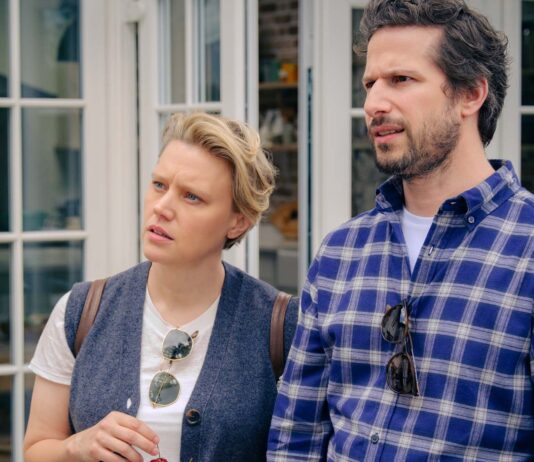 Kate McKinnon as Amy and Andy Samberg as Barry in The Roses, directed by Jay Roach. Photo: Jaap Buitendijk. Copyright: Searchlight Pictures. All Rights Reserved.