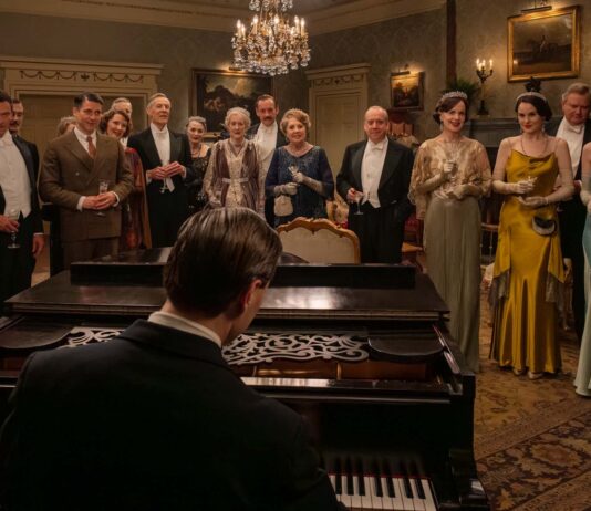Allen Leech as Tom Branson, Dominic West as Guy Dexter, Robert James-Collier as Thomas Barrow, Douglas Reith as Lord Merton, Sarah Crowden as Lady Manville, Penelope Wilton as Isobel Merton, Paul Giamatti as Harold Levinson, Elizabeth McGovern as Cora Grantham, Michelle Dockery as Lady Mary, Hugh Bonneville as Robert Grantham, Laura Carmichael as Lady Edith and Harry Hadden-Paton as Bertie Hexham in Downton Abbey: The Grand Finale, directed by Simon Curtis. Photo: Rory Mulvey. Copyright: Focus Features LLC. All Rights Reserved.