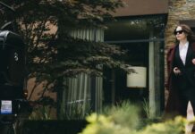 Emma Stone as Michelle Fuller in Bugonia, directed by Yorgos Lanthimos. Photo: Atsushi Nishijima. Copyright: Focus Features, LLC. All Rights Reserved.