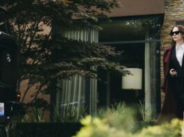 Emma Stone as Michelle Fuller in Bugonia, directed by Yorgos Lanthimos. Photo: Atsushi Nishijima. Copyright: Focus Features, LLC. All Rights Reserved.