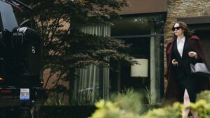 Emma Stone as Michelle Fuller in Bugonia, directed by Yorgos Lanthimos. Photo: Atsushi Nishijima. Copyright: Focus Features, LLC. All Rights Reserved.