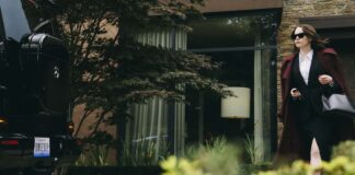 Emma Stone as Michelle Fuller in Bugonia, directed by Yorgos Lanthimos. Photo: Atsushi Nishijima. Copyright: Focus Features, LLC. All Rights Reserved.