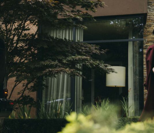 Emma Stone as Michelle Fuller in Bugonia, directed by Yorgos Lanthimos. Photo: Atsushi Nishijima. Copyright: Focus Features, LLC. All Rights Reserved.