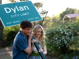 Mason Thames as Miller and Mckenna Grace as Clara in Regretting You, directed Josh Boone. Photo: Jessica Miglio. Copyright: Paramount Pictures. All Rights Reserved.