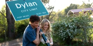 Mason Thames as Miller and Mckenna Grace as Clara in Regretting You, directed Josh Boone. Photo: Jessica Miglio. Copyright: Paramount Pictures. All Rights Reserved.