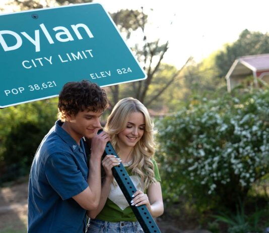 Mason Thames as Miller and Mckenna Grace as Clara in Regretting You, directed Josh Boone. Photo: Jessica Miglio. Copyright: Paramount Pictures. All Rights Reserved.