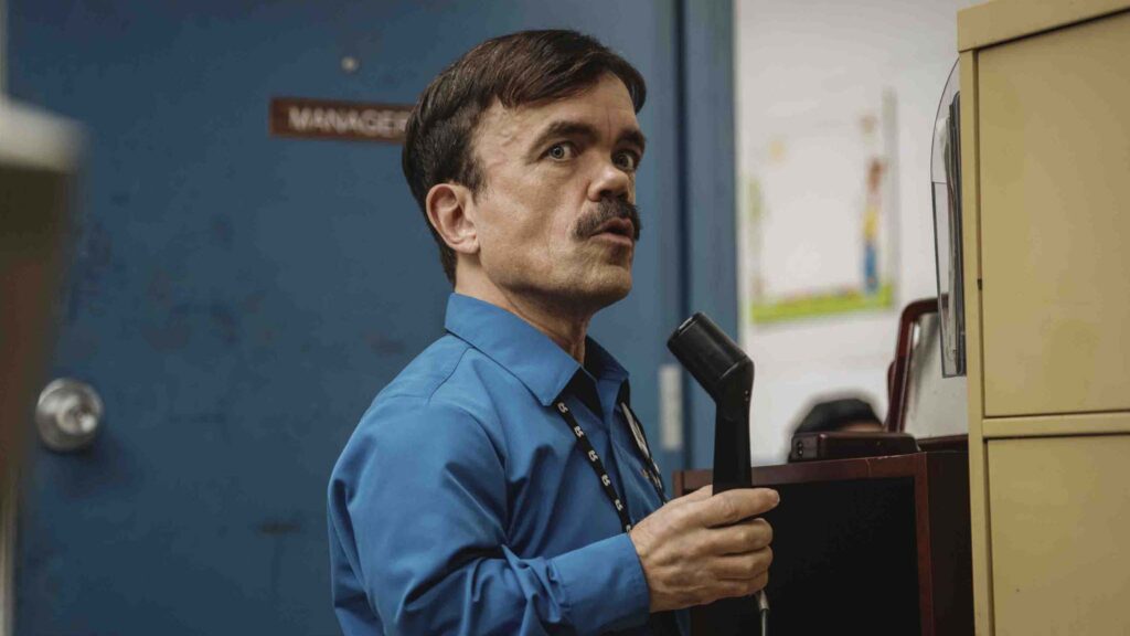 Peter Dinklage as Mitch in Roofman, directed by Derek Cianfrance. Photo: Davi Russo. Copyright: Paramount Pictures. All Rights Reserved.