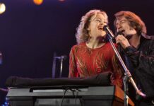 Kate Hudson as Claire Sardina and Hugh Jackman as Mike Sardina in Song Sung Blue, directed by Craig Brewer. Photo: Sarah Shatz. Copyright: Focus Features, LLC. All Rights Reserved.