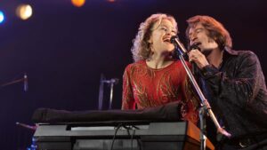 Kate Hudson as Claire Sardina and Hugh Jackman as Mike Sardina in Song Sung Blue, directed by Craig Brewer. Photo: Sarah Shatz. Copyright: Focus Features, LLC. All Rights Reserved.