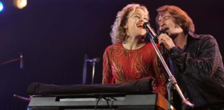 Kate Hudson as Claire Sardina and Hugh Jackman as Mike Sardina in Song Sung Blue, directed by Craig Brewer. Photo: Sarah Shatz. Copyright: Focus Features, LLC. All Rights Reserved.