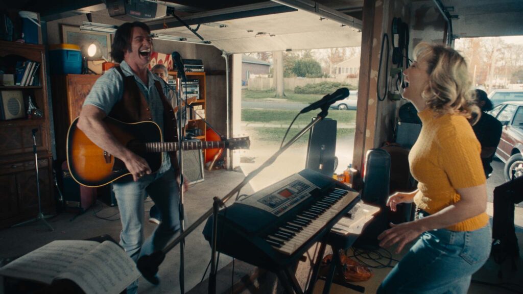 Hugh Jackman as Mike Sardina and Kate Hudson as Claire Stengl in Song Sung Blue, directed by Craig Brewer. Copyright: Focus Features, LLC. All Rights Reserved.