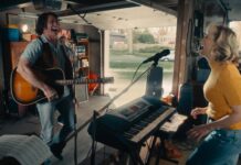 Hugh Jackman as Mike Sardina and Kate Hudson as Claire Stengl in Song Sung Blue, directed by Craig Brewer. Copyright: Focus Features, LLC. All Rights Reserved.