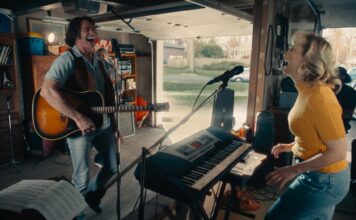 Hugh Jackman as Mike Sardina and Kate Hudson as Claire Stengl in Song Sung Blue, directed by Craig Brewer. Copyright: Focus Features, LLC. All Rights Reserved.