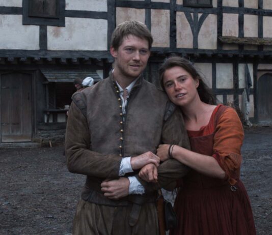 Jessie Buckley as Agnes and Joe Alwyn as Bartholomew in Hamnet, directed by Chloe Zhao. Photo: Agata Grzybowska. Copyright: Focus Features LLC. All Rights Reserved.