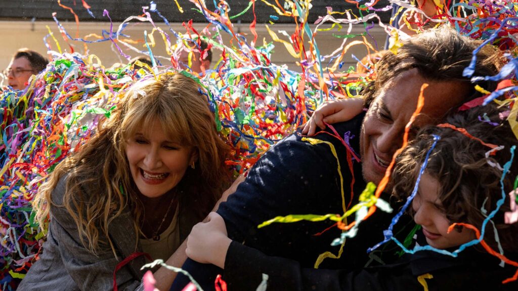 Laura Dern as Tess Novak, Will Arnett as Alex Novak and Calvin Knegten as Jude in Is This Thing On? , directed by Bradley Cooper. Photo: Jason McDonald. Copyright: Searchlight Pictures. All Rights Reserved.
