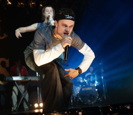 Samuel Bottomley as Billy Boyd and Séamus McLean Ross as Gavin Bain in California Schemin’, directed by James McAvoy. Copyright: StudioCanal. All Rights Reserved.