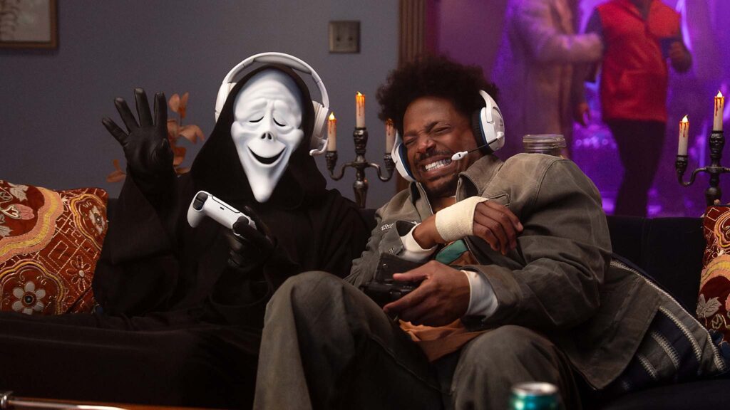 Marlon Wayans as Shorty in Scary Movie, directed by Michael Tiddes. Photo: Quantrell Colbert. Copyright: Paramount Pictures. Ghost Face Spoof Mask protected under copyright registration Fun World Div., Easter Unlimited, Inc. All Rights Reserved.