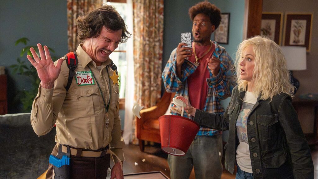 Dave Sheridan as Doofy, Marlon Wayans as Shorty and Anna Faris as Cindy in Scary Movie, directed by Michael Tiddes. Photo: Quantrell Colbert. Copyright: Paramount Pictures. Ghost Face Spoof Mask protected under copyright registration Fun World Div., Easter Unlimited, Inc. All Rights Reserved.